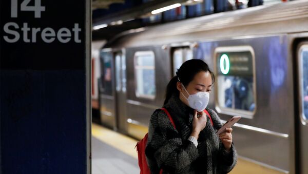 Mulher usa máscara para se proteger do coronavírus em estação de metrô de Nova York, nos EUA - Sputnik Brasil