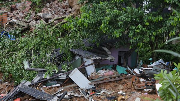 Casa desmoronada no município do Guarujá (SP) após fortes chuvas atingirem o local - Sputnik Brasil