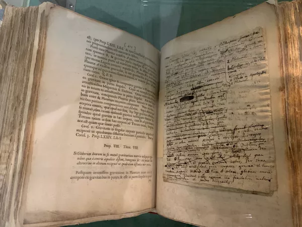 Obra de Newton perdida é descoberta por acaso em biblioteca francesa (FOTO) Obra de Newton perdida é descoberta por acaso em biblioteca francesa (FOTO) - Sputnik Brasil