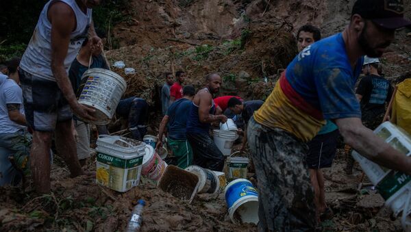 Moradores ajudam bombeiros nas buscas por sobreviventes no Morro da Barreira, em Guarujá (SP) - Sputnik Brasil