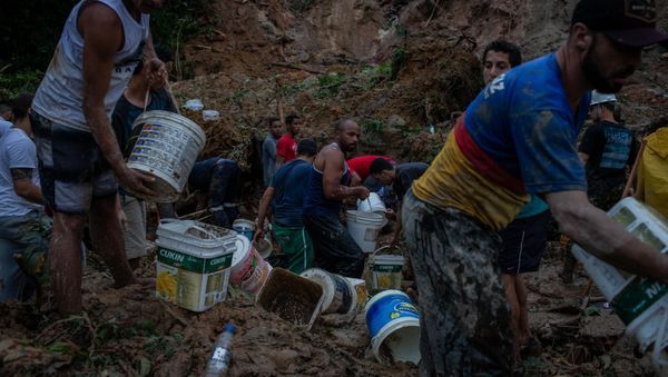 Moradores ajudam bombeiros nas buscas por sobreviventes no Morro da Barreira, em Guarujá (SP) Moradores ajudam bombeiros nas buscas por sobreviventes no Morro da Barreira, em Guarujá (SP) - Sputnik Brasil