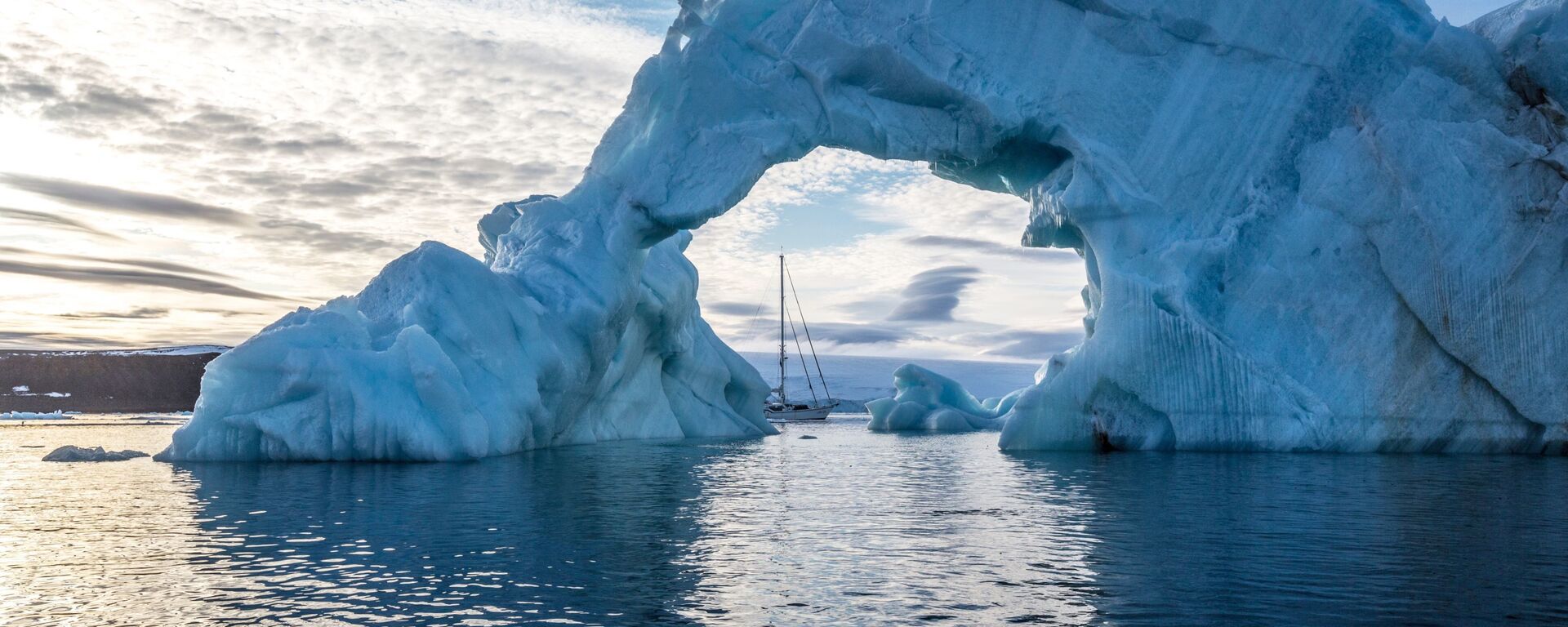 Iceberg no Oceano Ártico, próximo à costa russa. Mudanças climáticas estimulam a exploração de recursos naturais - Sputnik Brasil, 1920, 13.01.2026