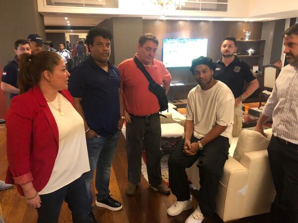 Ronaldinho Gaúcho é detido com passaporte paraguaio falso (FOTOS) - Sputnik Brasil