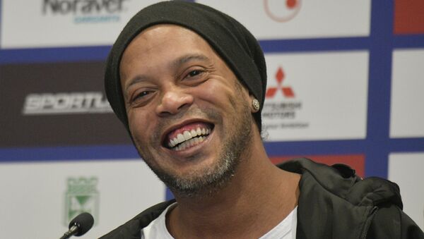 Ronaldinho Gaúcho em coletiva de imprensa em Bogotá, Colômbia, 16 de outubro de 2019 - Sputnik Brasil
