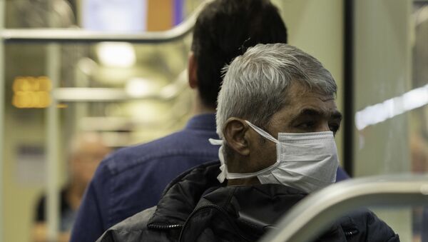 Homem se protege com máscara em vagão da linha 2 Verde do metrô de São Paulo. - Sputnik Brasil