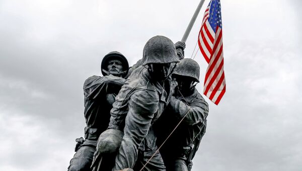 Estátua de fuzileiros navais com bandeira dos Estados Unidos em Washington - Sputnik Brasil