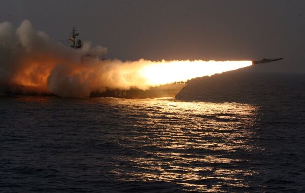 Míssil hipersônico Moskit lançado de um navio durante os exercícios realizados no mar do Japão Míssil hipersônico Moskit lançado de um navio durante os exercícios realizados no mar do Japão - Sputnik Brasil