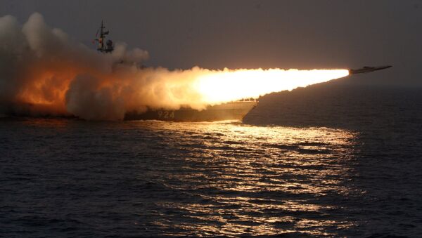 Míssil hipersônico Moskit lançado de um navio durante os exercícios realizados no mar do Japão - Sputnik Brasil