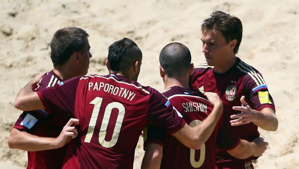 Jogadores russos comemoram um dos gols na vitória sobre o Paraguai na Copa do Mundo de Beach Soccer. - Sputnik Brasil