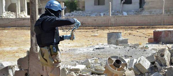 Membro da equipe de investigação da ONU investiga um míssil perto de Damasco na Síria que supostamente tinha ogiva química - Sputnik Brasil