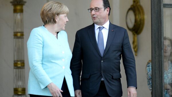 A chanceler alemã, Angela Merkel, com o presidente francês, François Hollande - Sputnik Brasil