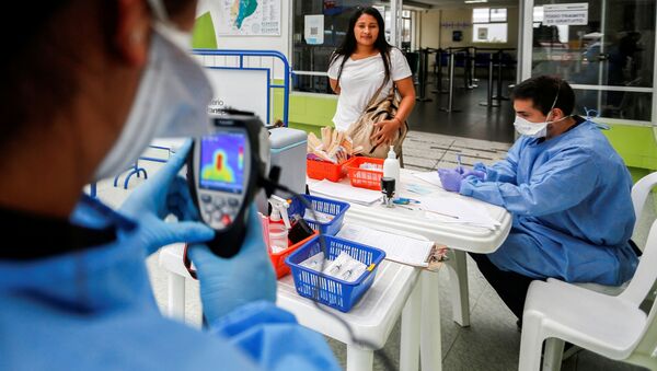 Ministério da Saúde do Equador verifica temperatura de pessoas em meio ao novo surto de coronavírus, em Tulcano, Equador, em 1º de março de 2020 - Sputnik Brasil