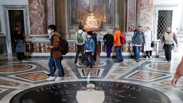 Turistas usam máscaras para se proteger do coronavírus no Vaticano - Sputnik Brasil