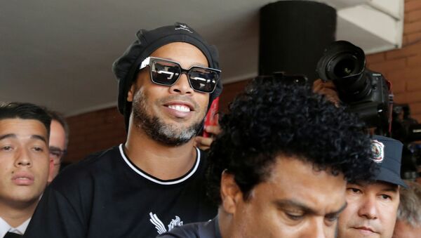 Ronaldinho Gaúcho deixa edifício do Ministério Público do Paraguai após prestar depoimento, em 5 de março de 2020 - Sputnik Brasil