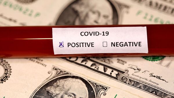 Tubo de ensaio rotulado positivo para teste de coronavírus na frente de notas de dólar americano - Sputnik Brasil
