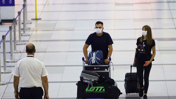 Usuários do aeroporto internacional de Buenos Aires usam máscaras para se proteger do coronavírus - Sputnik Brasil
