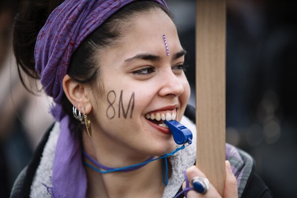 Participante de ação de protesto no Dia Internacional da Mulher em Barcelona, região da Catalunha, Espanha - Sputnik Brasil
