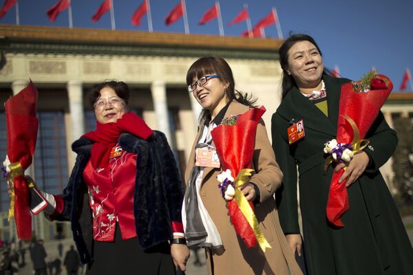Delegadas com flores chegando ao Grande Salão do Povo em Pequim, China, para a sessão plenária da Conferência Consultiva Política do Povo Chinês, 8 de março de 2018 - Sputnik Brasil