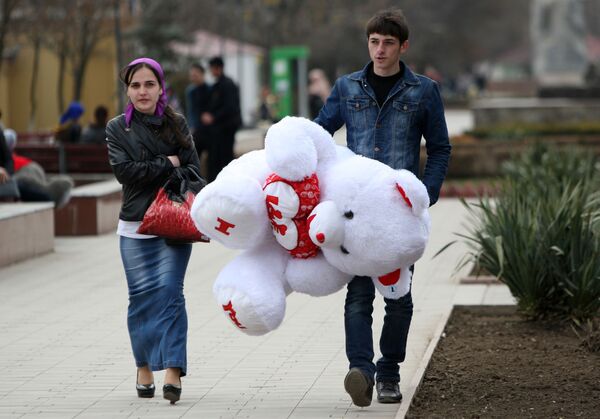 Jovem com urso de peluche de presente na véspera da festa de 8 de março na cidade de Grozny, república da Chechênia, Rússia - Sputnik Brasil