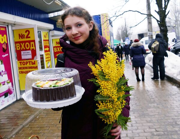 Residente da República Popular de Donetsk com bolo e mimosas no Dia Internacional da Mulher - Sputnik Brasil