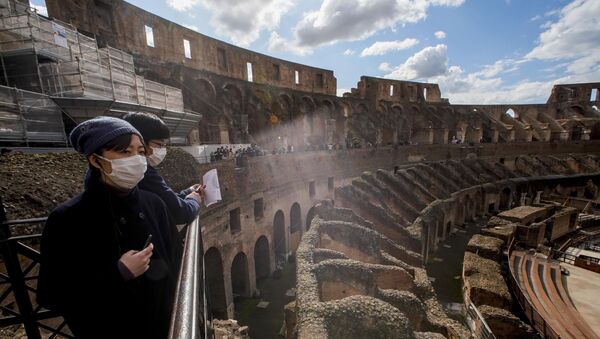 Turistas visitam o Coliseu em meio à epidemia de coronavírus na Itália - Sputnik Brasil