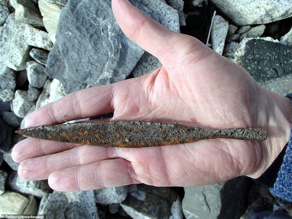 Arqueólogos encontram flecha viking de 1.500 anos em geleira na Noruega (FOTO) - Sputnik Brasil