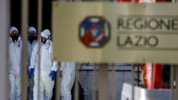 Agentes de saúde fazem a desinfecção de edifícios na região de Lazio, na Itália, em 8 de março de 2020 - Sputnik Brasil