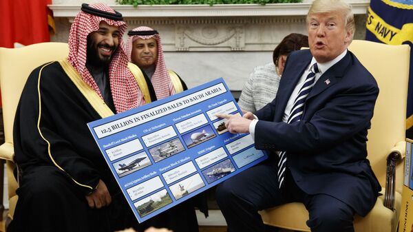 Presidente dos EUA, Donald Trump, mostra cartaz com contratos de vendas de armas para a Arábia Saudita durante reunião com o príncipe herdeiro, Mohammed bin Salman, em 20 de março de 2018 - Sputnik Brasil