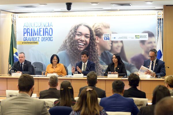 Abstinência sexual: 'guerra santa' de Damares, sombra dos EUA e gravidez na favela - Sputnik Brasil