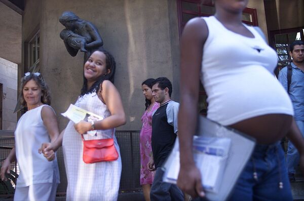 Abstinência sexual: 'guerra santa' de Damares, sombra dos EUA e gravidez na favela - Sputnik Brasil