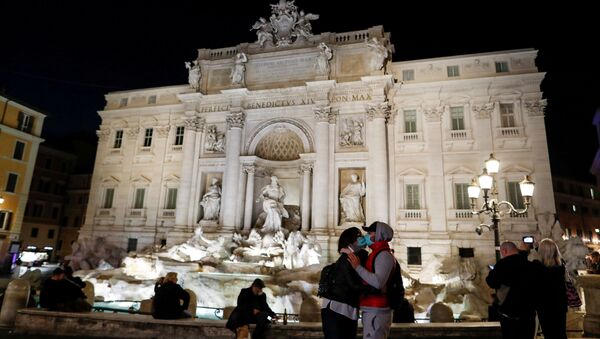 Casal se beija com máscaras em frente à Fontana di Trevi, em Roma, na Itália, 10 de março de 2020 - Sputnik Brasil