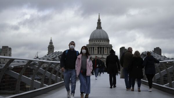 Turistas usando máscaras para se protegerem do coronavírus em Londres, no Reino Unido - Sputnik Brasil