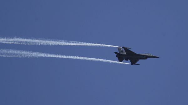 Caça da Força Aérea do Paquistão em ensaio para festejos do Dia Nacional do país Caça da Força Aérea do Paquistão em ensaio para festejos do Dia Nacional do país - Sputnik Brasil