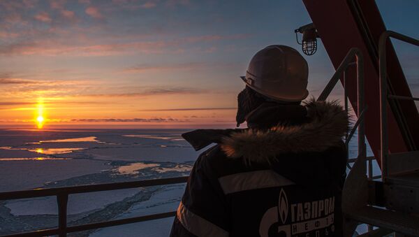 Funcionário de empresa russa de extração de hidrocarbonetos em plataforma de petróleo (foto de arquivo) - Sputnik Brasil