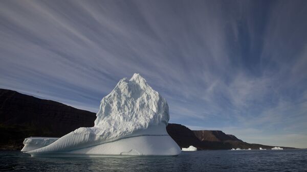 Imagem de um iceberg na região do Ártico - Sputnik Brasil