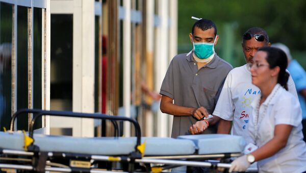 Homem usa máscara no Hospital Regional da Asa Norte após suspeita de primeiro caso de coronavírus em Brasília - Sputnik Brasil