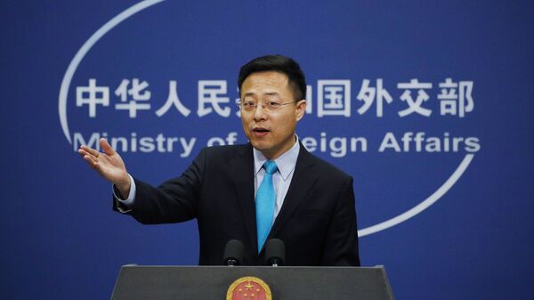 O porta-voz do Ministério das Relações Exteriores da China, Zhao Lijian, gesticula durante uma declaração em Pequim no escritório da Chancelaria chinesa, em 24 de fevereiro de 2020. - Sputnik Brasil