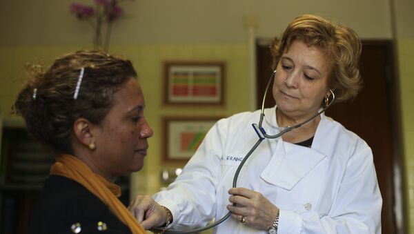 Médica portuguesa atendendo paciente em centro médico de Lisboa - Sputnik Brasil