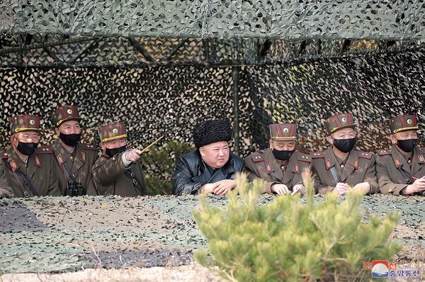 Desprecavido para coronavírus, Kim Jong-un assiste a manobras rodeado por militares (FOTO) - Sputnik Brasil