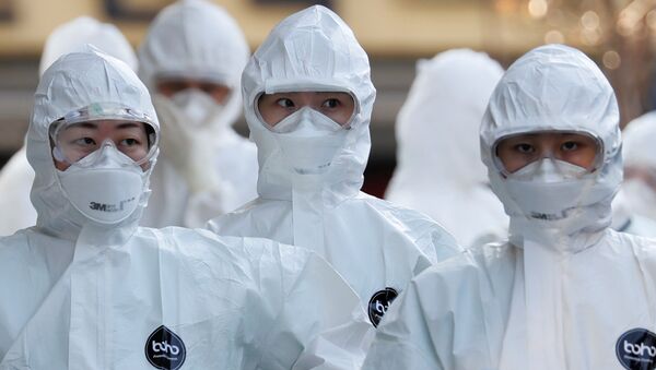 Médicos com equipamentos de proteção entram em hospital para tratar pacientes com coronavírus em meio ao aumento de casos confirmados de COVID-19 em Daegu, Coreia do Sul, 8 de março de 2020 - Sputnik Brasil