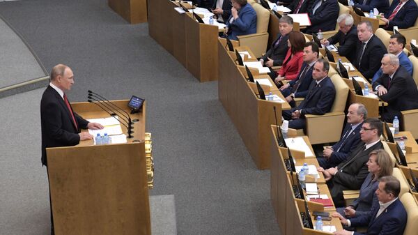 Presidente da Rússia, Vladimir Putin, falando no plenário da câmara baixa do parlamento russo, a Duma - Sputnik Brasil
