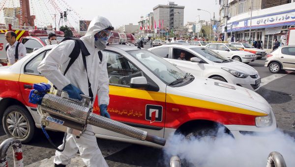 Bombeiro iraniano desinfeta ruas da capital Terrã (foto de arquivo) Bombeiro iraniano desinfeta ruas da capital Terrã (foto de arquivo) - Sputnik Brasil