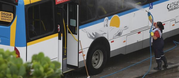 Para prevenção ao coronavírus ônibus do transporte público são lavados e higienizados na garagem da empresa Redentor na zona oeste do Rio de Janeiro - Sputnik Brasil