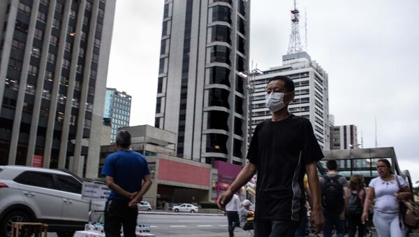 Pedestre utilizando máscara na região da Avenida Paulista do Metrô em São Paulo (SP), nesta terça-feira (17), como prevenção ao Coronavírus. - Sputnik Brasil