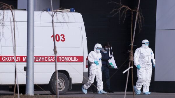 Paciente com suspeita de coronavírus sai de ambulância para hospital de Kommunarka, próximo a Moscou, Rússia (foto de arquivo) - Sputnik Brasil