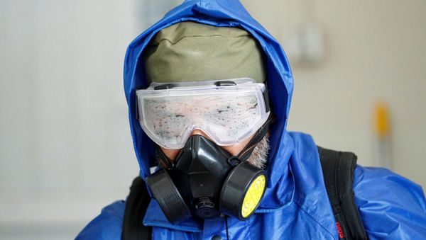 Funcionário da saúde usa traje protetor durante campanha de sensibilização para a doença COVID-19, em Jalalabad, Afeganistão, 19 de março de 2020 Funcionário da saúde usa traje protetor durante campanha de sensibilização para a doença COVID-19, em Jalalabad, Afeganistão, 19 de março de 2020 - Sputnik Brasil