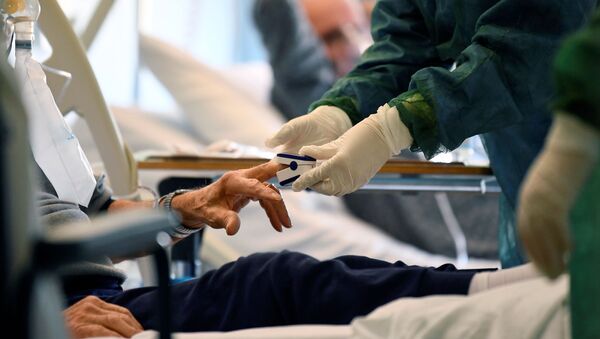 Médico utilizando proteção trata de paciente com COVID-19 em hospital na província de Cremona, na Itália, 19 de março de 2020 - Sputnik Brasil