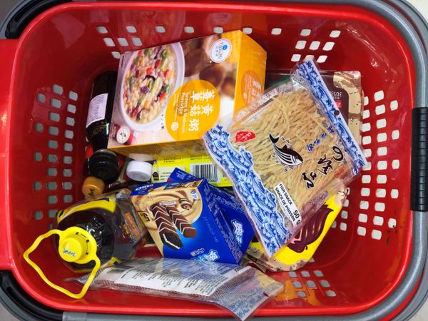Cesta de compras com produtos semiprontos em supermercado no Canadá, onde consumidores estocam alimentos em meio à pandemia de COVID-19 Cesta de compras com produtos semiprontos em supermercado no Canadá, onde consumidores estocam alimentos em meio à pandemia de COVID-19 - Sputnik Brasil