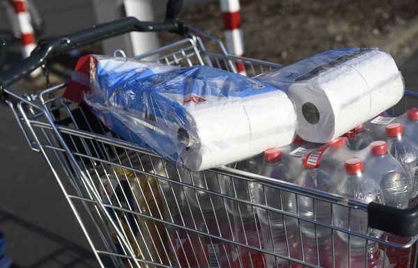 Consumidor da cidade de Dortmund aposta em garrafas de água e rolos de papel higiênico para se prevenir de possível escassez de produtos, em função da propagação do coronavírus Consumidor da cidade de Dortmund aposta em garrafas de água e rolos de papel higiênico para se prevenir de possível escassez de produtos, em função da propagação do coronavírus - Sputnik Brasil