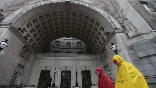 Turistas passam pelo prédio do MI5 no centro de Londres - Sputnik Brasil